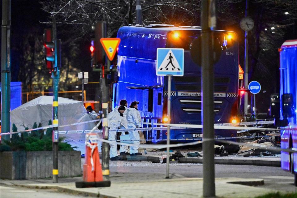 Die Polizei untersucht den verunglückten Bus in Stockholm.Henrik Montgomery/TT News Agency via AP/dpa