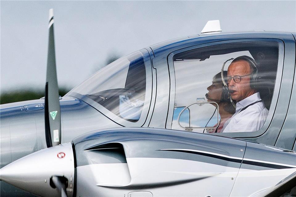 Die Polizei untersucht, ob drei Festgenommene das Privatflugzeug des Kanzlers beschädigen wollten. (Archivbild)Axel Heimken/dpa