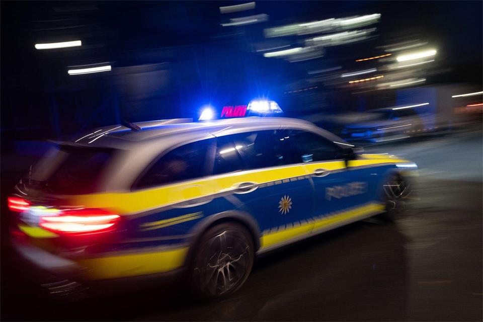 Die Polizei verfolgte den Motorradfahrer durch ein Industriegebiet. (Symbolbild)Marijan Murat/dpa