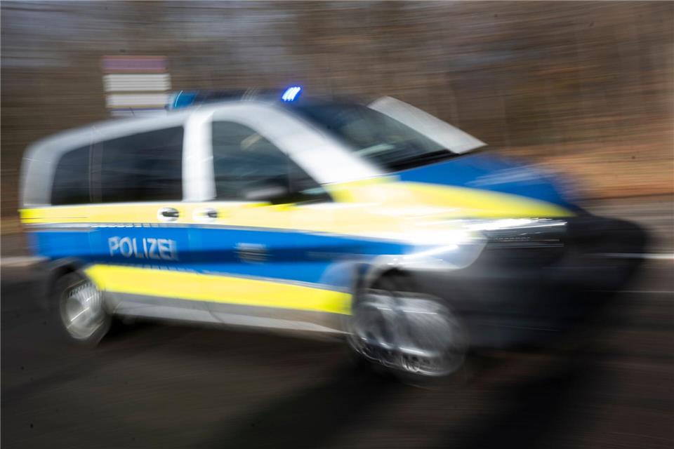 Die Polizei vermutet, dass der 22-Jährige zu schnell unterwegs war. (Symbolbild)Marijan Murat/dpa