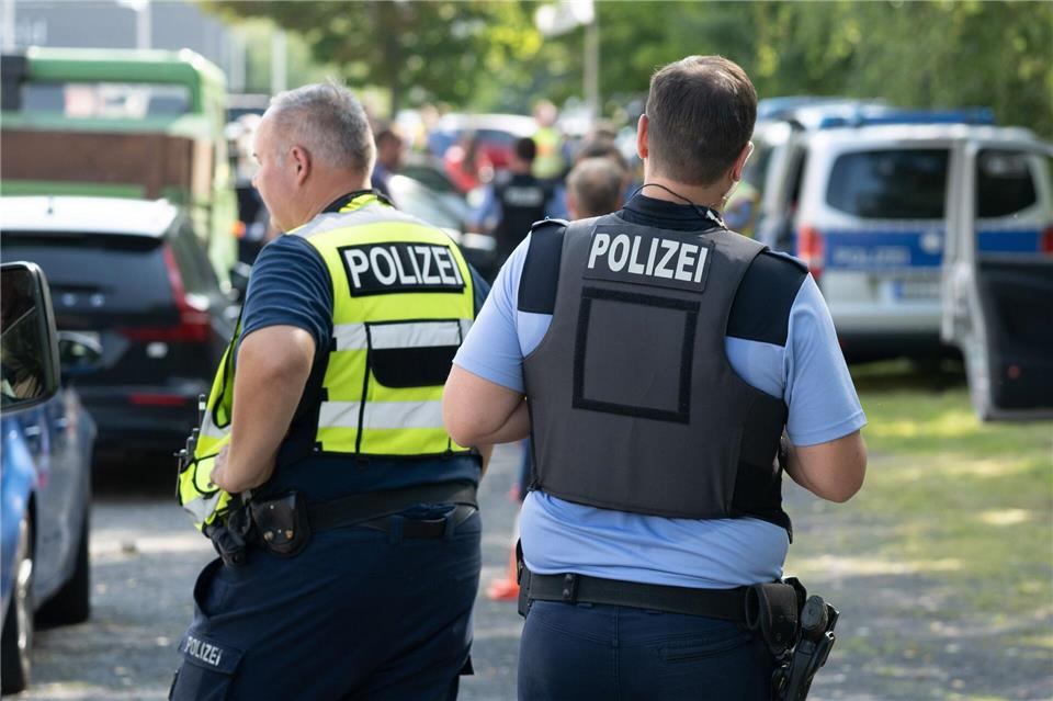 Die Polizei verschärft die Kontrollen. (Symbolbild)Sebastian Kahnert/dpa