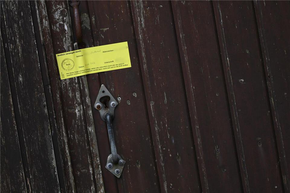 Die Polizei versiegelte eine Tür an einem durchsuchten Grundstück. (Archivbild)Lars Penning/dpa