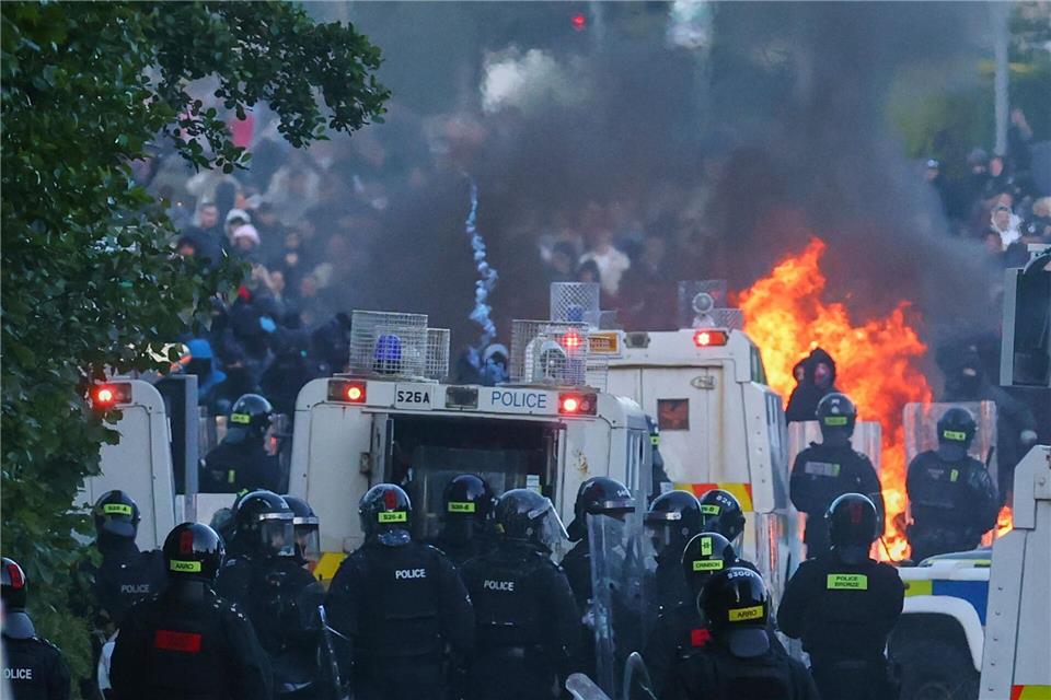 Die Polizei versucht, Demonstranten in der Nähe von Newtownabbey in Belfast zu vertreiben.Peter Morrison/AP/dpa