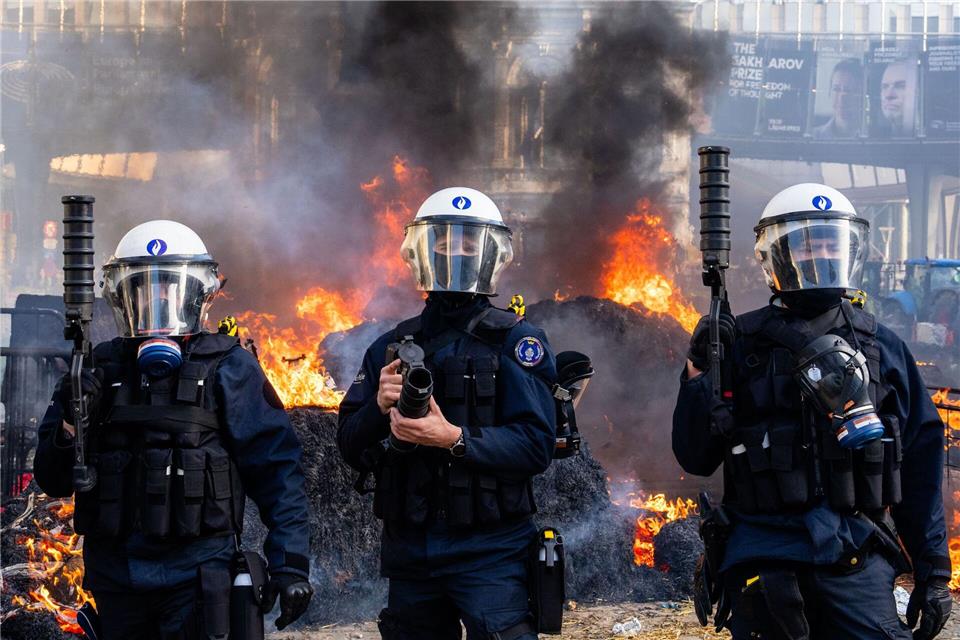Die Polizei versucht, Demonstranten während einer Demonstration europäischer Landwirte in der Nähe des Europäischen Parlaments in Brüssel zu vertreiben.Marius Burgelman/AP/dpa