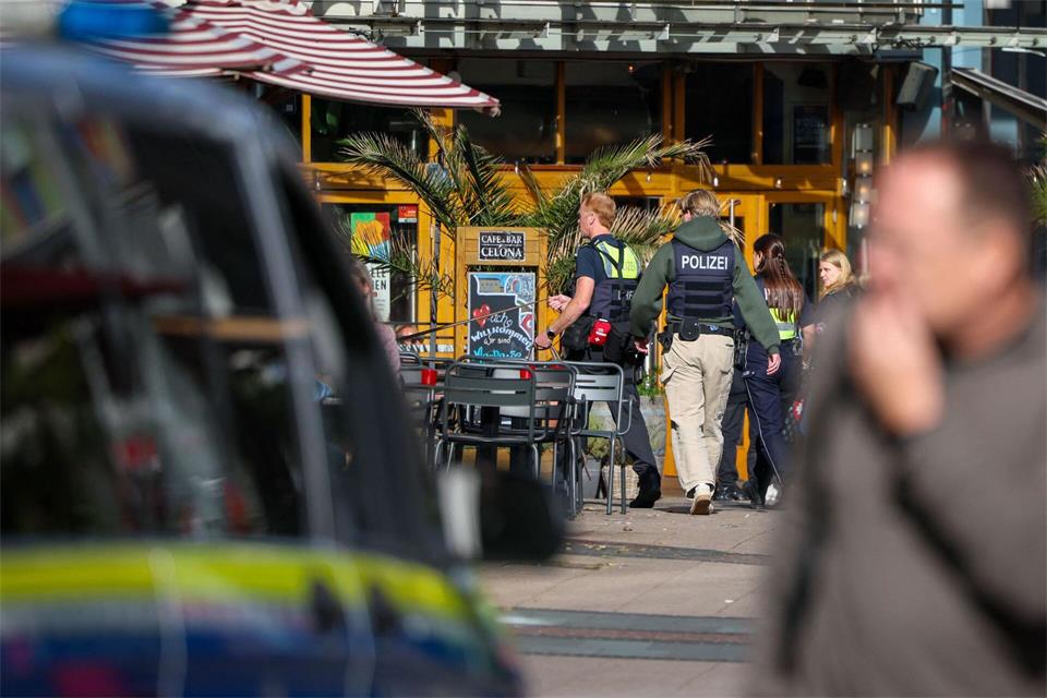 Die Polizei versucht, die Spur des weiterhin flüchtigen Häftlings aufzunehmen. Christoph Reichwein/dpa