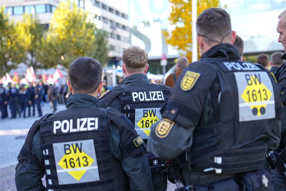 Die Polizei wappnet sich auch für Störaktionen. (Archivbild)Enrique Kaczor/dpa
