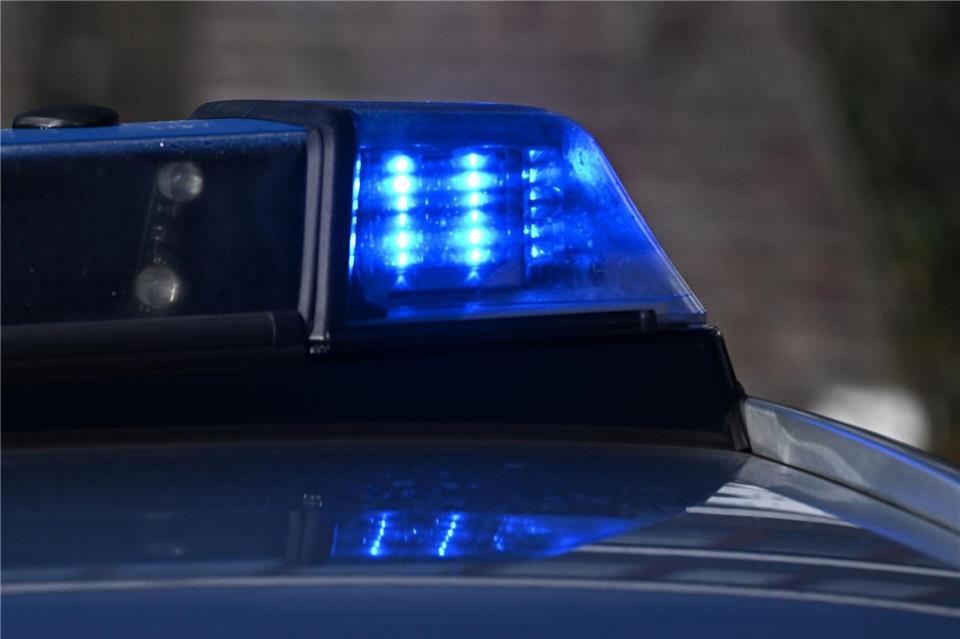 Die Polizei war am späten Nachmittag wegen des Unfalls im Einsatz. (Symbolbild)Bernd Weißbrod/dpa