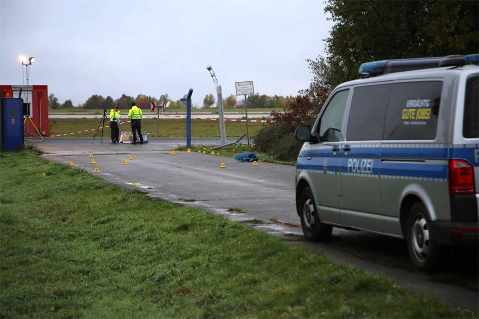 Die Polizei war auch nach Tagesanbruch am Ort des Geschehens.Tobias Junghannß/dpa