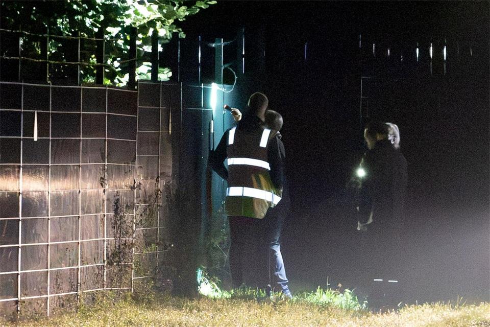 Die Polizei war dem Sprecher zufolge am Dienstagabend gegen 20.00 Uhr wegen einer technischen Störung zu dem Umspannwerk im Bergheimer Ortsteil Rheidt gerufen worden.Jan Ohmen/dpa
