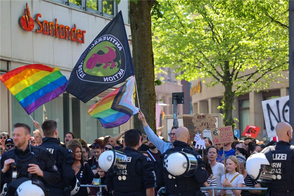 Die Polizei war im Großeinsatz, um die Gegendemonstranten von der rechten Kundgebung zu trennen. Matthi Rosenkranz/dpa