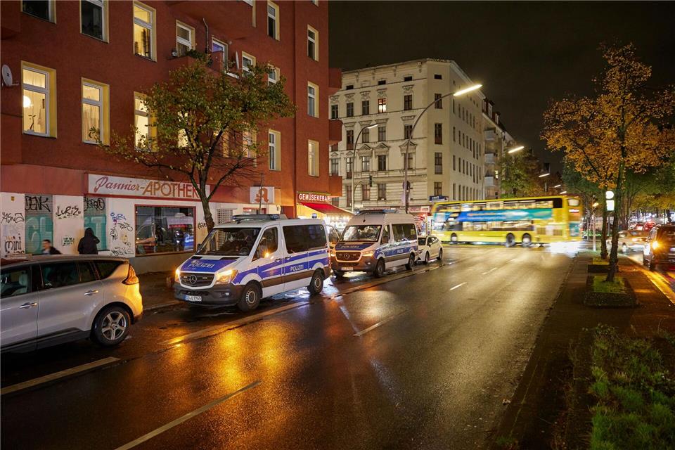 Polizei spricht von vergleichsweise ruhiger Halloween-Nacht  Die Polizei war in der Nacht mit 850 Kräften im Einsatz. (Archivbild)Jörg Carstensen/dpa