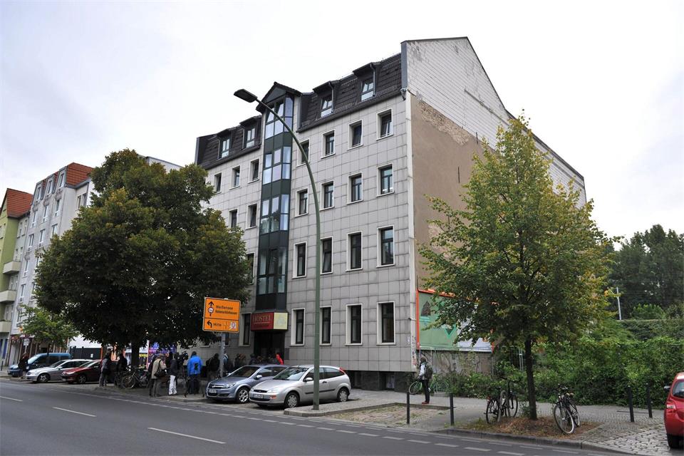 Die Polizei war in einem ehemaligen Hostel in Berlin-Friedrichshain im Großeinsatz. (Archivbild)picture alliance / dpa