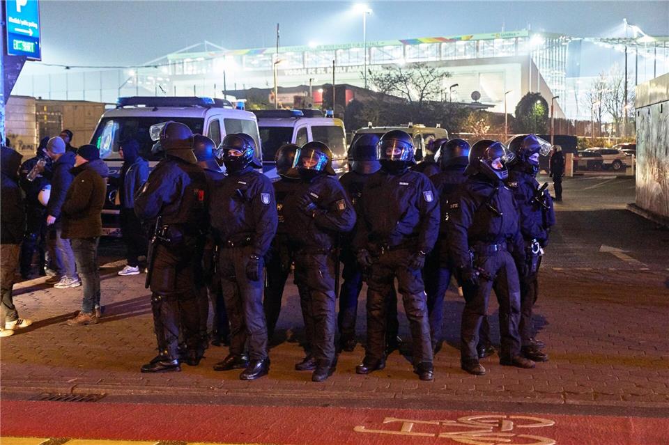 Die Polizei war mit einem Großaufgebot beim Stadtderby dabei. Georg Wendt/dpa