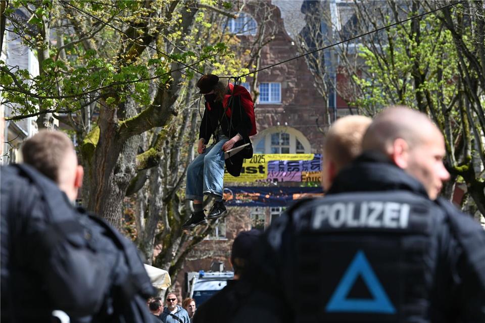 Die Polizei war mit einem Großaufgebot im Einsatz. Heiko Rebsch/dpa