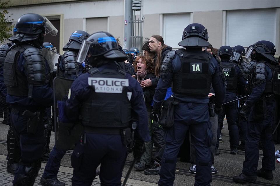 Die Polizei war mit einem Großaufgebot im Einsatz. Laurent Cipriani/AP/dpa