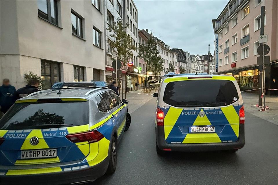 Schüsse in Wettbüro - drei Verletzte, Festnahme am Abend Die Polizei war mit einem Großaufgebot vor Ort. Mike Seeboth/dpa
