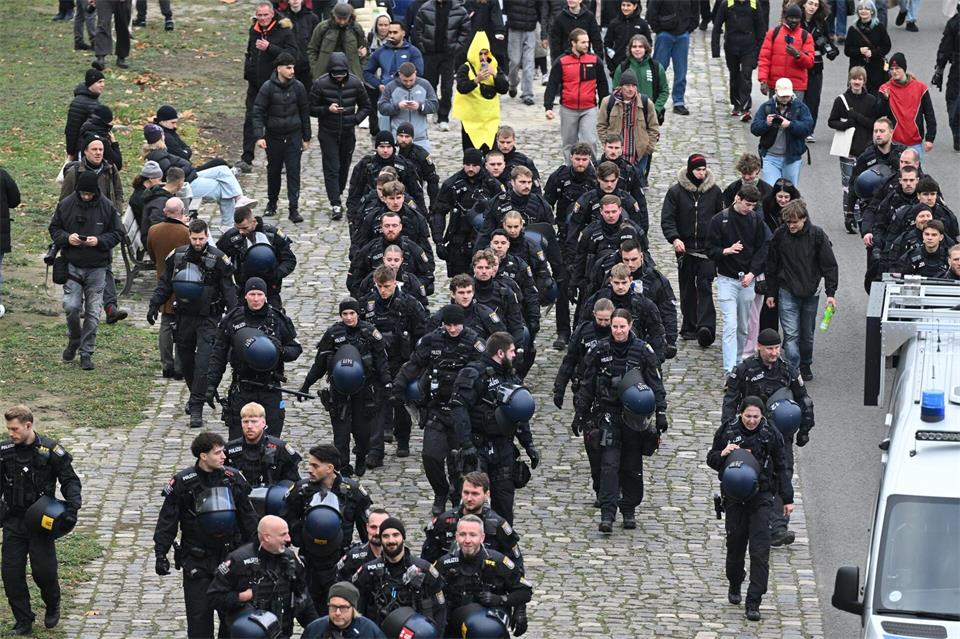 Die Polizei war mit einem großen Aufgebot vor Ort. Boris Roessler/dpa