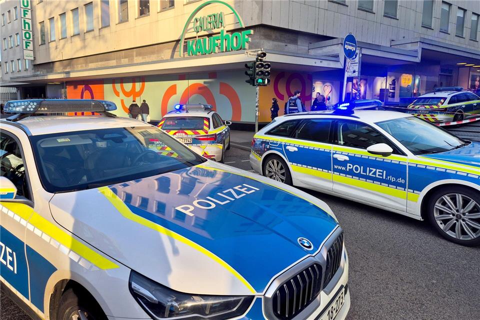 Die Polizei war mit starken Kräften im Bereich der Fußgängerzone im Einsatz.Florian Blaes/Blaes/dpa