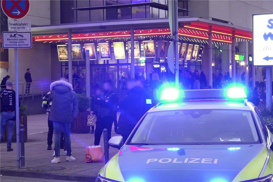 Die Polizei war mit zahlreichen Kräften in dem Einkaufszentrum im Einsatz. (Symbolbild)Fritz Demel/dpa