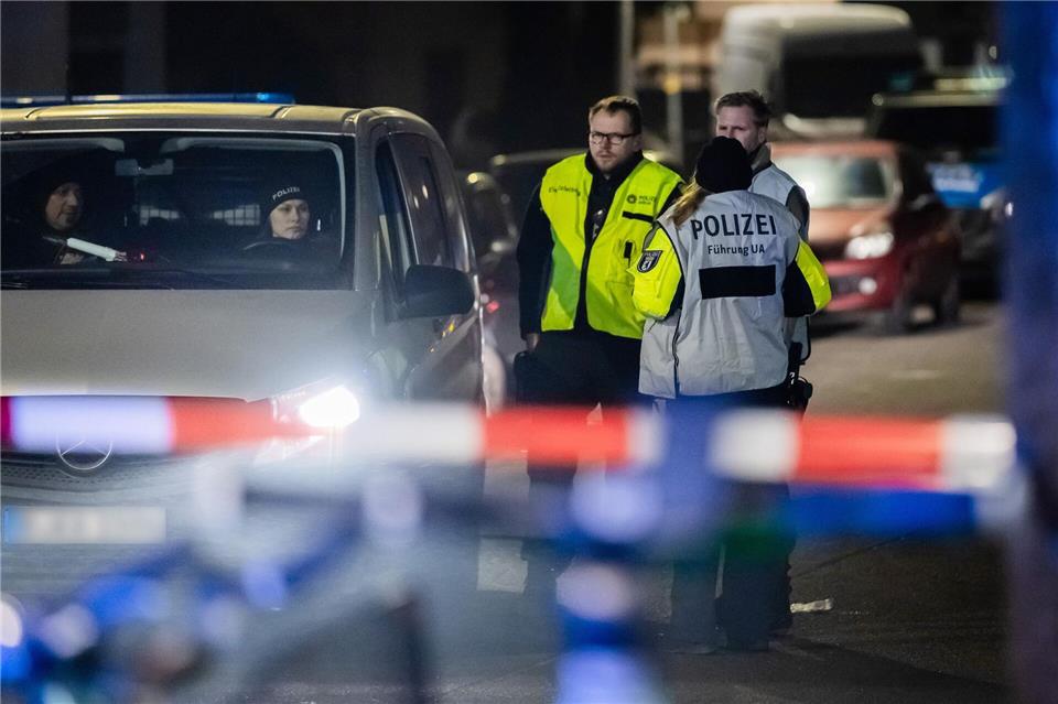 Die Polizei war nach Schüssen in Berlin-Tiergarten am Abend mit einem Großaufgebt im Einsatz. Christoph Soeder/dpa