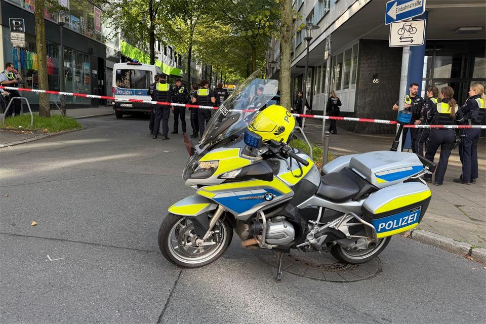 Die Polizei war rund um den Tatort im Großeinsatz.Justin Brosch/dpa