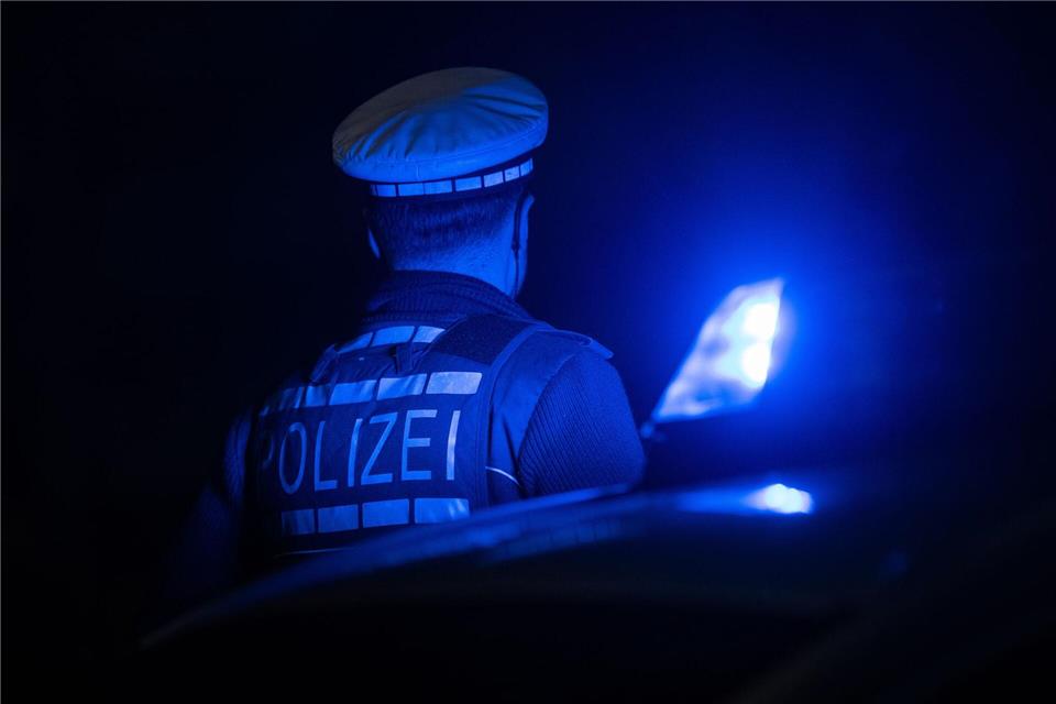 Die Polizei war wegen eines brennenden Autos im Einsatz. (Symbolbild)Marijan Murat/dpa