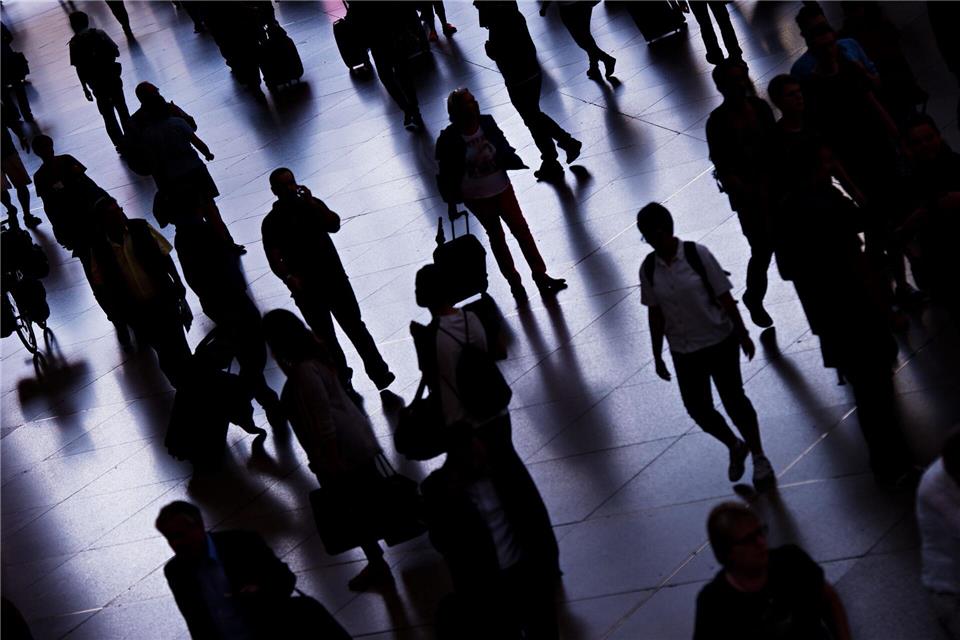 Die Polizei warnt vor Betrügern, die sich als „gestrandete“ Touristen ausgeben, um an Bargeld zu kommen.Nicolas Armer/dpa/dpa-tmn