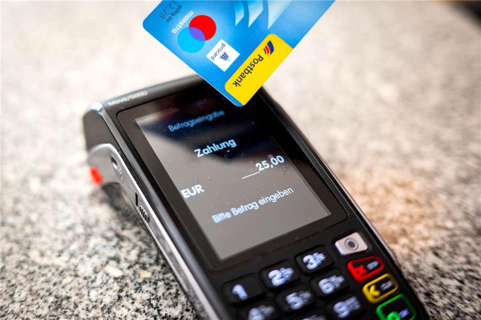 Die Polizei warnt vor Spendenzahlungen mit Karte im Supermarkt. (Symbolbild)Sina Schuldt/dpa