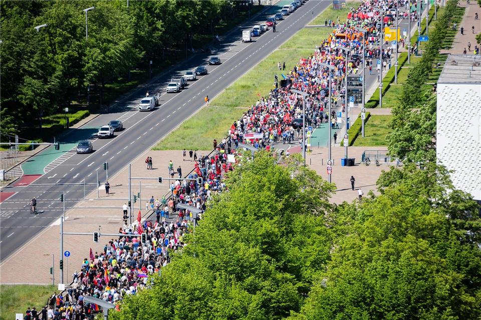 Die Polizei warnt vor Verkehrsbehinderungen wegen mehrerer Demonstrationen am 1. Mai in Berlin. (Archivbild)Christoph Soeder/dpa
