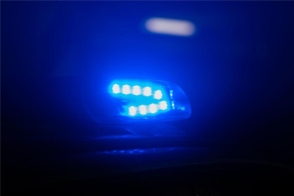 Die Polizei warnte, dass Bedrohungen mit waffenähnlichen Gegenständen gefährlich sein können. (Symbolbild)Robert Michael/dpa