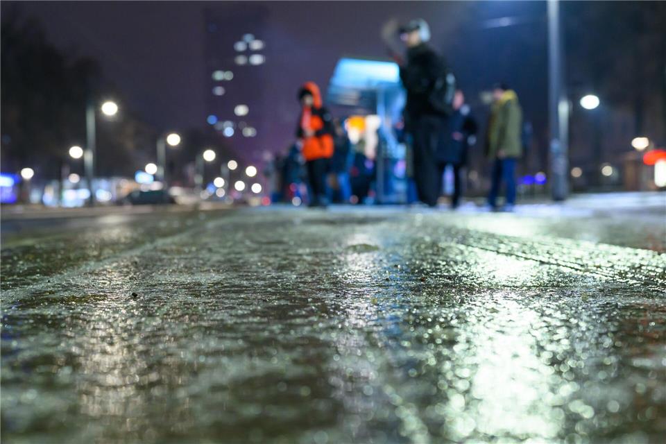 Die Polizei warnte wegen des nun einsetzenden Tauwetters zusätzlich vor dem Betreten von Eisflächen. Patrick Pleul/dpa