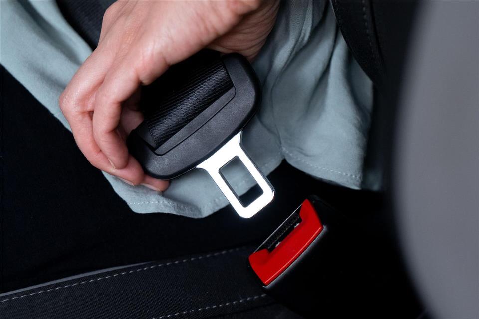 Die Polizei weist in diesem Zusammenhang erneut darauf hin, wie wichtig das Anlegen des Sicherheitsgurts im Fahrzeug ist. (Symbolbild)Sven Hoppe/dpa