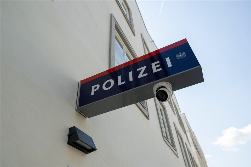 Die Polizei will Verdächtige, die vor dem Hitler-Geburtshaus verweilen, ansprechen und kontrollieren.  Peter Kneffel/dpa