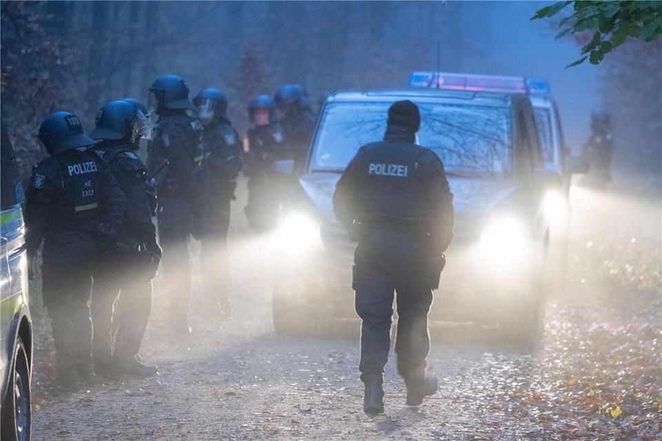 Die Polizei will das Gebiet räumen.Boris Roessler/dpa