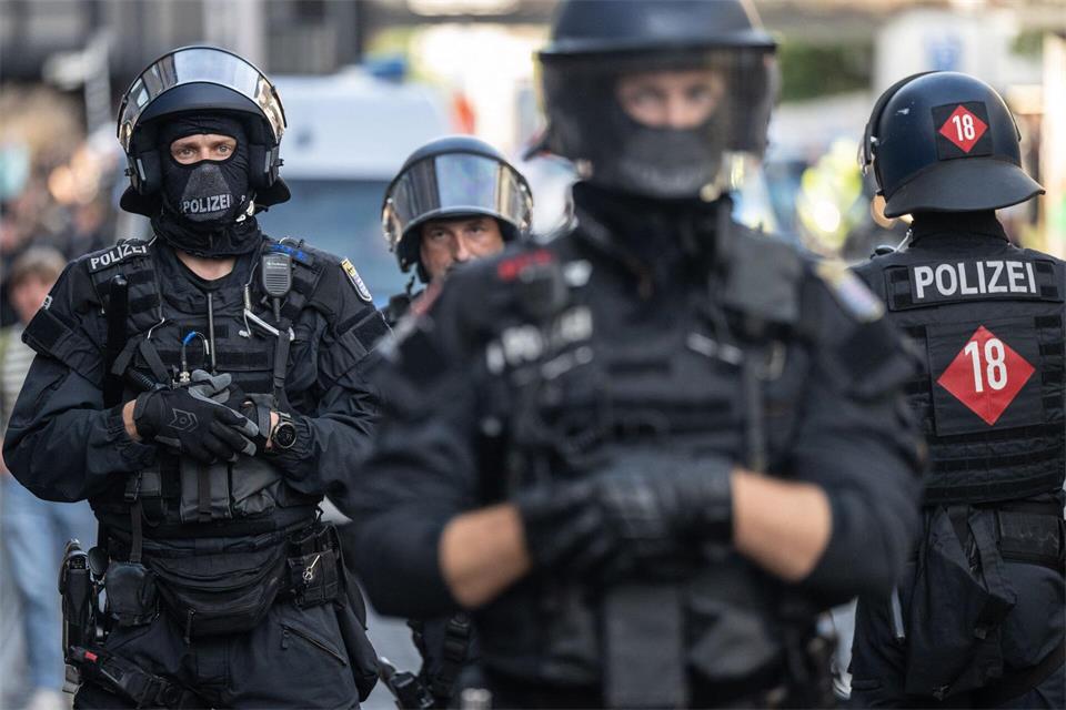 Die Polizei will mit starken Kräften in der Innenstadt präsent sein. (Symbolbild)Boris Roessler/dpa