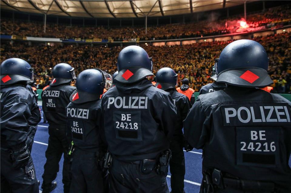 Die Polizei wird am Samstag nicht nur im Olympiastadion gefordert sein. (Archivbild)Andreas Gora/dpa