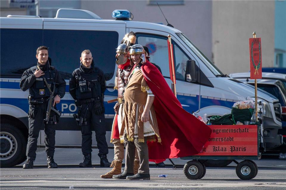 Die Polizei wird auch in diesem Jahr verstärkt Präsenz zeigen. (Archivbild)Boris Roessler/dpa