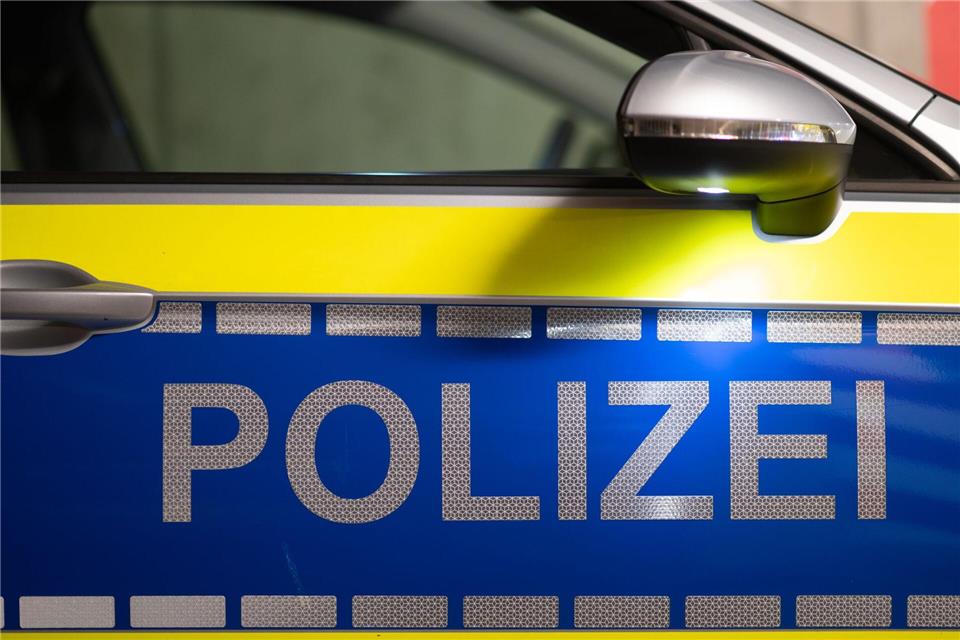 Die Polizei wird in Dresden zu einem Streit gerufen. (Symbolbild)Robert Michael/dpa