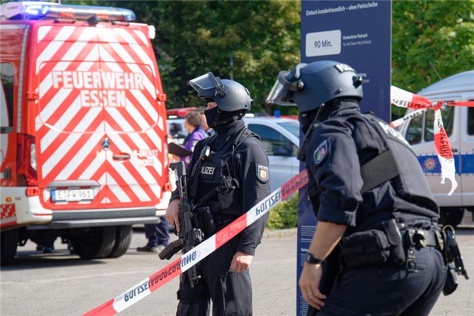Die Polizei wird zu einem Großeinsatz gerufen.Henning Kaiser/dpa