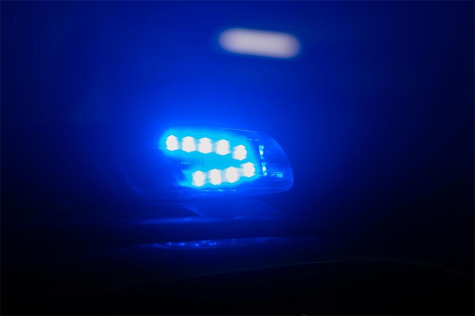 Die Polizei wird zu einem Unfall im Landkreis Mittelsachsen gerufen. (Symbolbild)Robert Michael/dpa