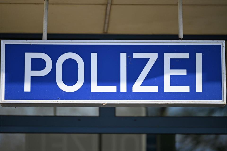 Die Polizei wird zu einem schweren Unfall auf der A1 gerufen. (Symbolbild)Michael Brandt/dpa