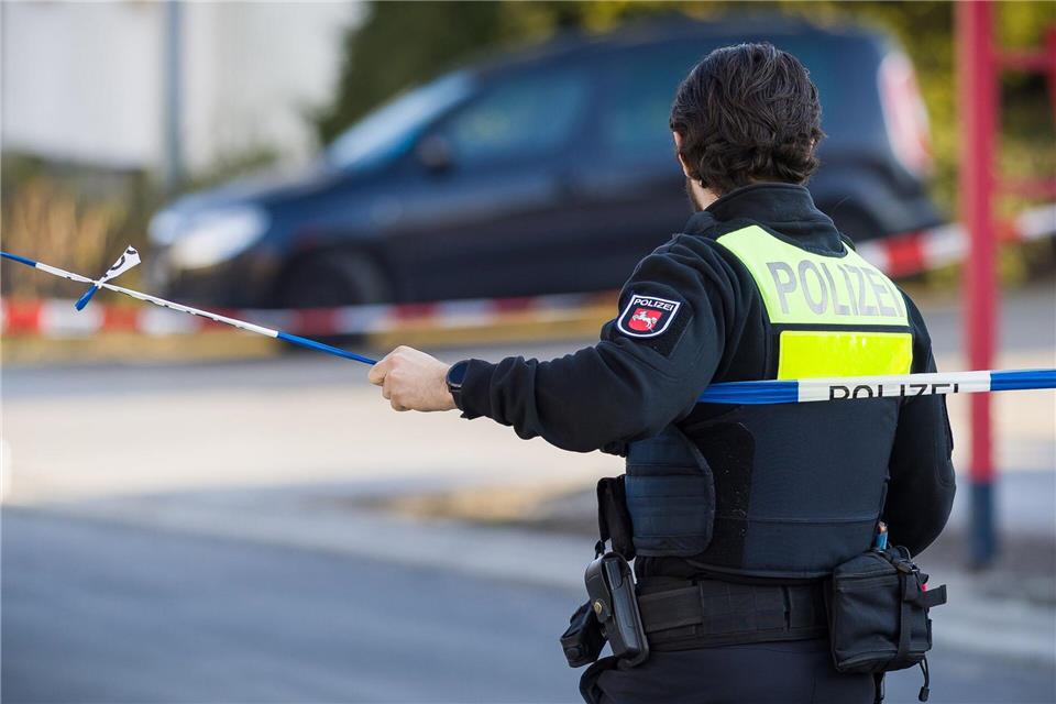 Die Polizei wurde in der Nacht per Notruf zu der Tat gerufen.Moritz Frankenberg/dpa