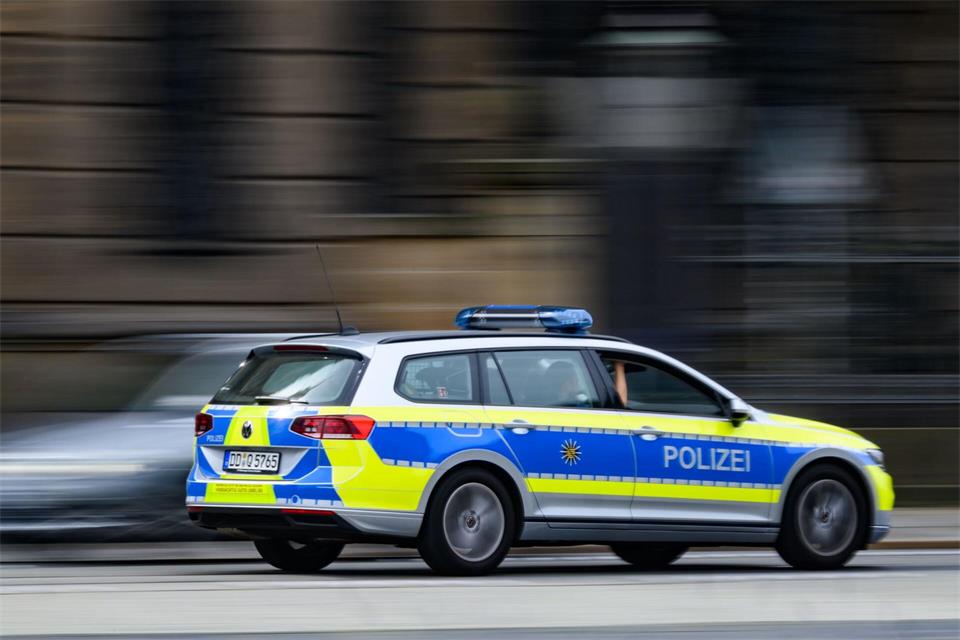 Die Polizei wurde zu einem Unfall in Falkenstein gerufen. (Symbolbild)Robert Michael/dpa
