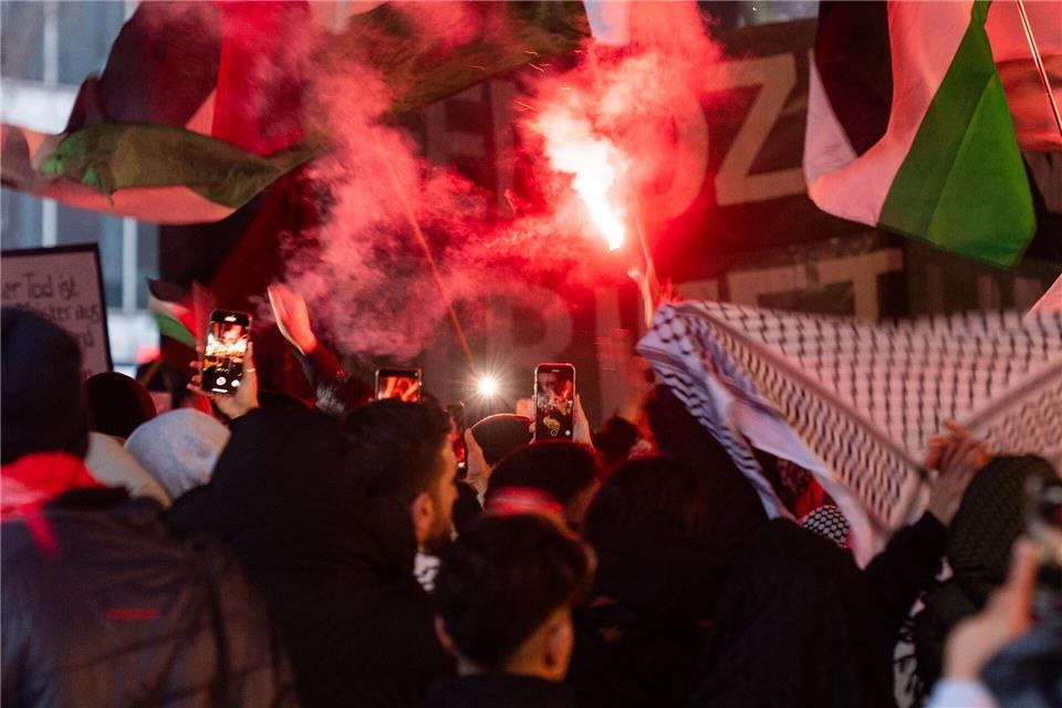 Die Polizei zählte in den vergangenen zwei Jahren insgesamt 1.686 Demonstrationen, in der Mehrzahl propalästinensische.Christophe Gateau/dpa