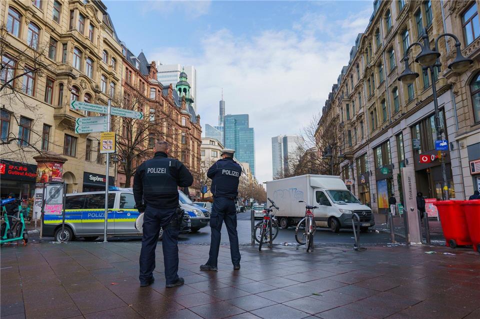 Die Polizei zeigt Präsenz im Bahnhofsviertel. (Symbolbild)Andreas Arnold/dpa