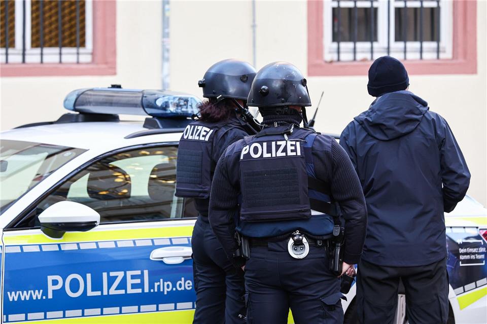 Die Polizei zeigt mehr Präsenz auf der Straße. (Symbolbild)Hannes P Albert/dpa