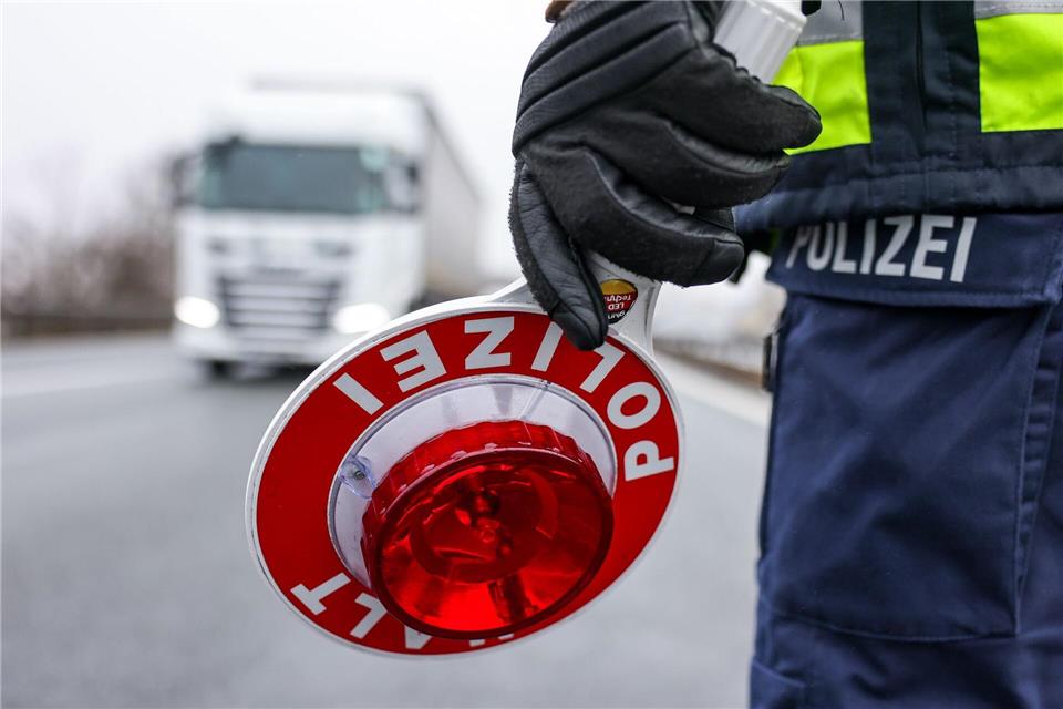 Die Polizei zieht den Lastwagen aus dem Verkehr. (Symbolbild)Jan Woitas/dpa
