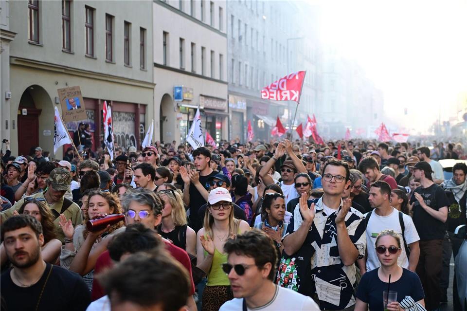 Die Polizei zieht ein gemischtes Fazit: Nach stundenlang friedlicher Demo kam es am Ende zu Flaschen- und Böllerwürfen auf Einsatzkräfte.Fabian Sommer/dpa
