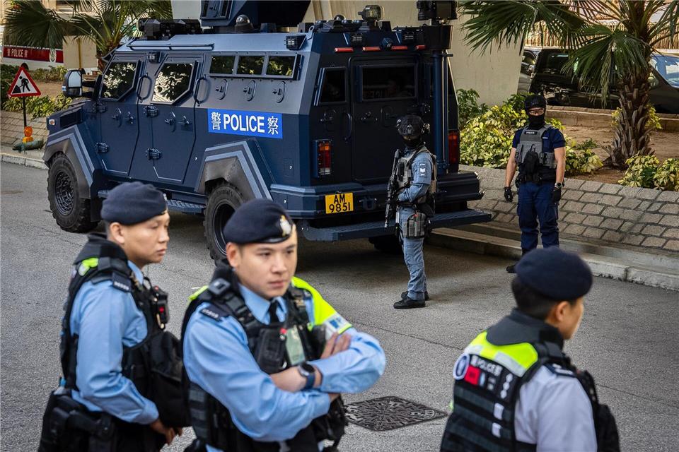 Die Polizeipräsenz vor dem Gericht war hoch. Chan Long Hei/AP/dpa