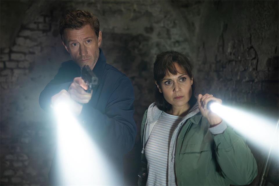 Die Polizisten Henk Cassens (Maxim Mehmet) und Süher Özlügül (Sophie Dal) verfolgen eine verdächtige Spur. Michael Kötschau/ZDF/dpa
